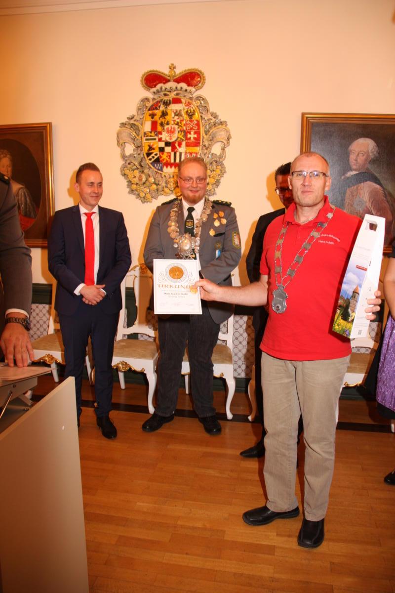 Krönung des neuen Tellkönigs Hans Joachim Schlitt mit der neuen Tellkönigskette 