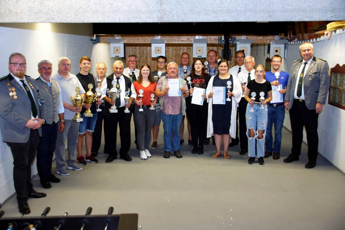 Gruppenfoto mit allen Pokalgewinnern aus den Mannschaftswertungen