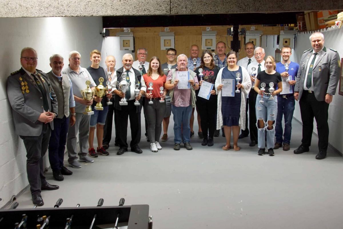 Gruppenfoto mit allen Pokalgewinnern aus den Mannschaftswertungen